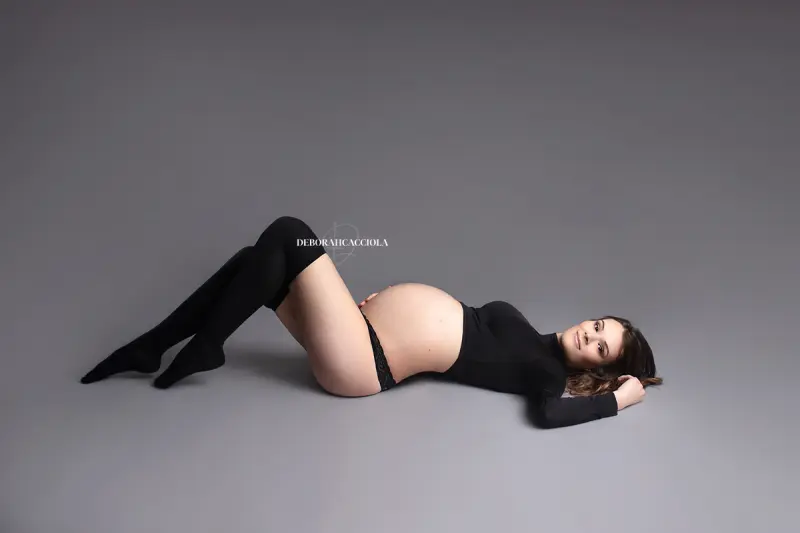 sesión de embarazo en estudio en Orléans, Francia: silueta de maternidad, puesta en escena horizontal suave, resultado claro y natural