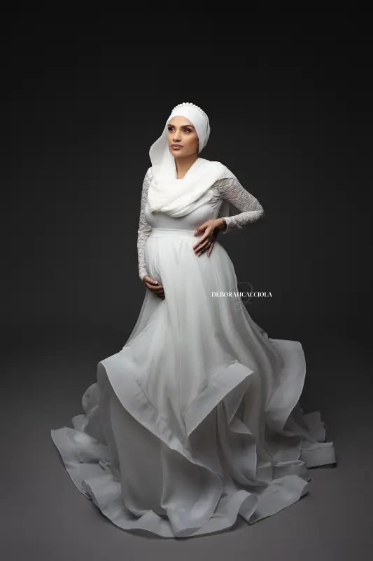 retrato de embarazo en estudio en Orléans, Francia: momento de embarazo, plano vertical elegante, estilo en blanco y negro