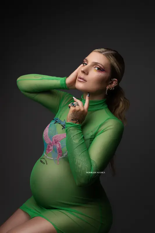 foto de embarazo en Orléans, Francia, retrato de futura mamá, encuadre vertical suave, colores naturales