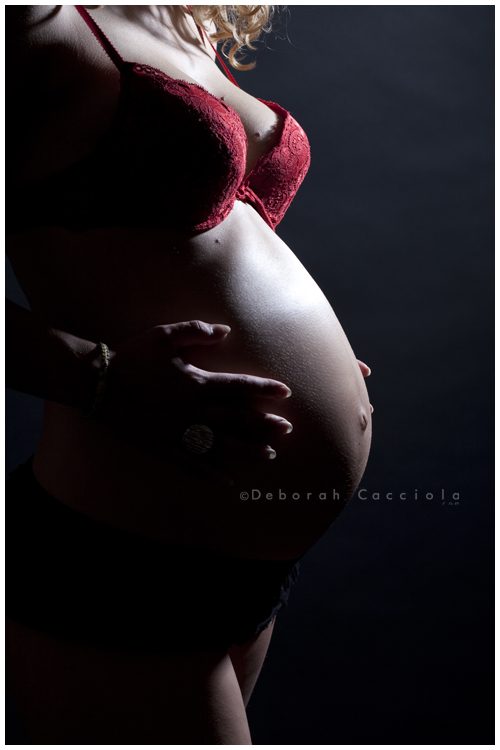 retrato de embarazo en Orléans, Francia: silueta de maternidad, retrato vertical cuidado, paleta suave