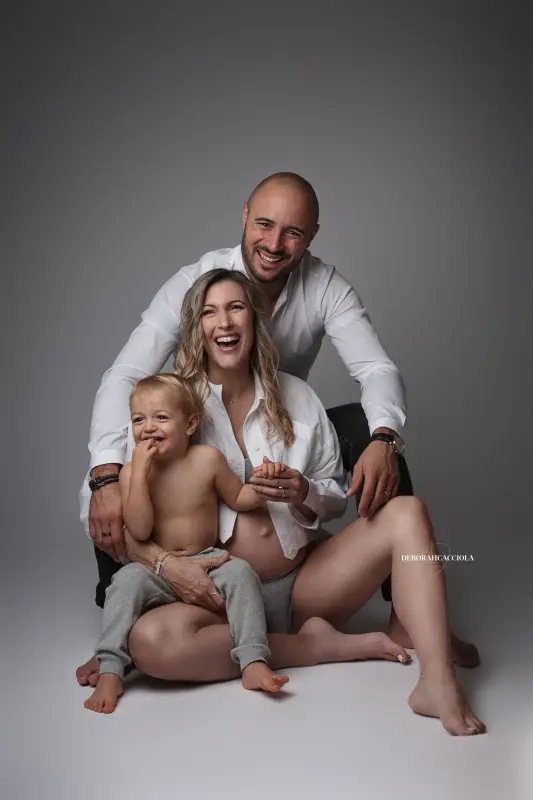 foto de embarazo en Orléans, Francia: mujer embarazada, plano vertical elegante, colores naturales