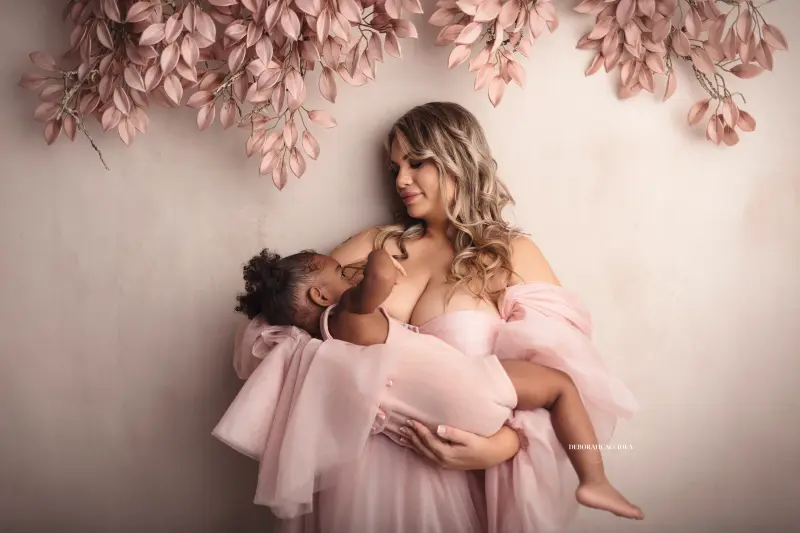 sesión mamá y yo en estudio en Orléans, Francia: vínculo madre-hijo, escena panorámica suave, paleta clara