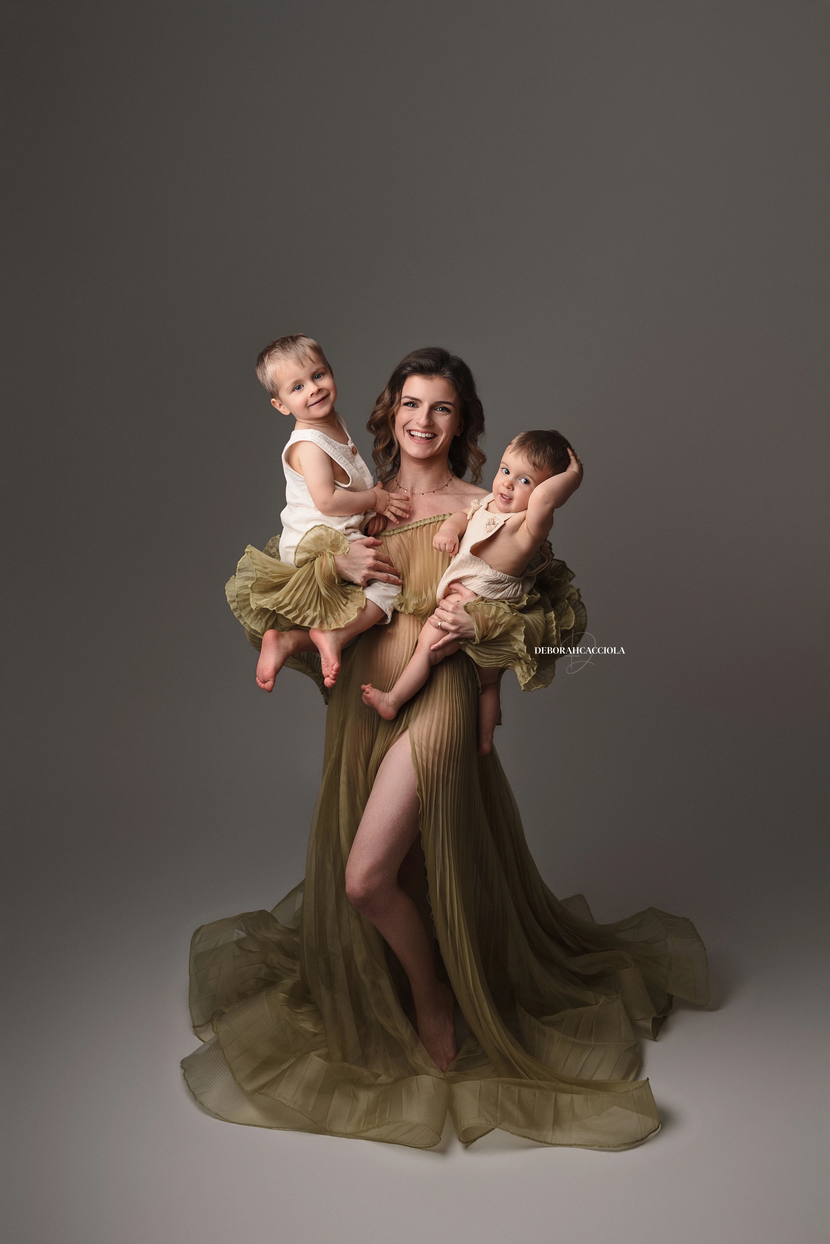 retrato mamá y yo Orléans, Francia: madre e hijo, encuadre vertical suave, paleta clara
