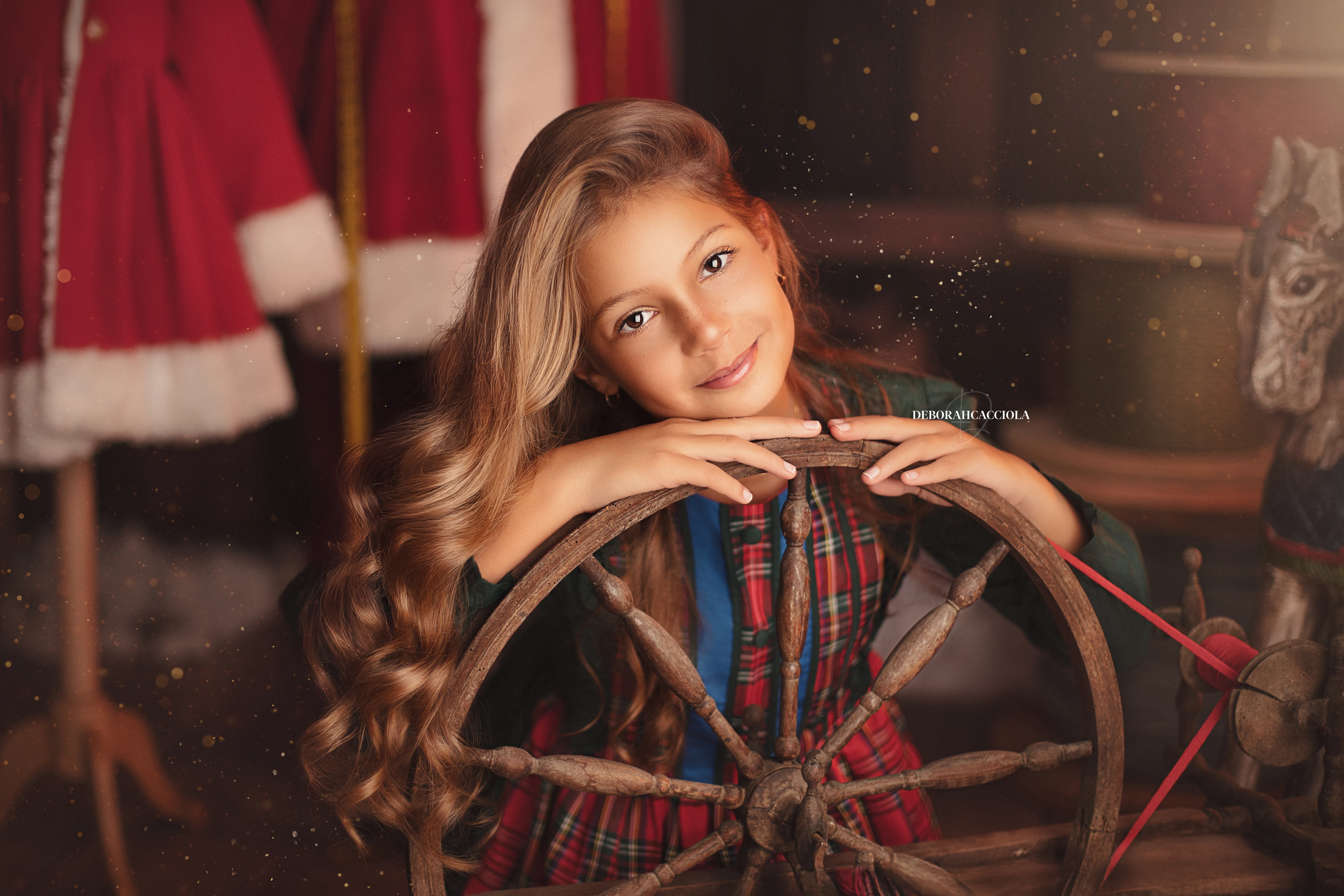 sesión de Navidad en Orléans, Francia - retrato con decorado de Navidad, composición amplia y natural, paleta clara
