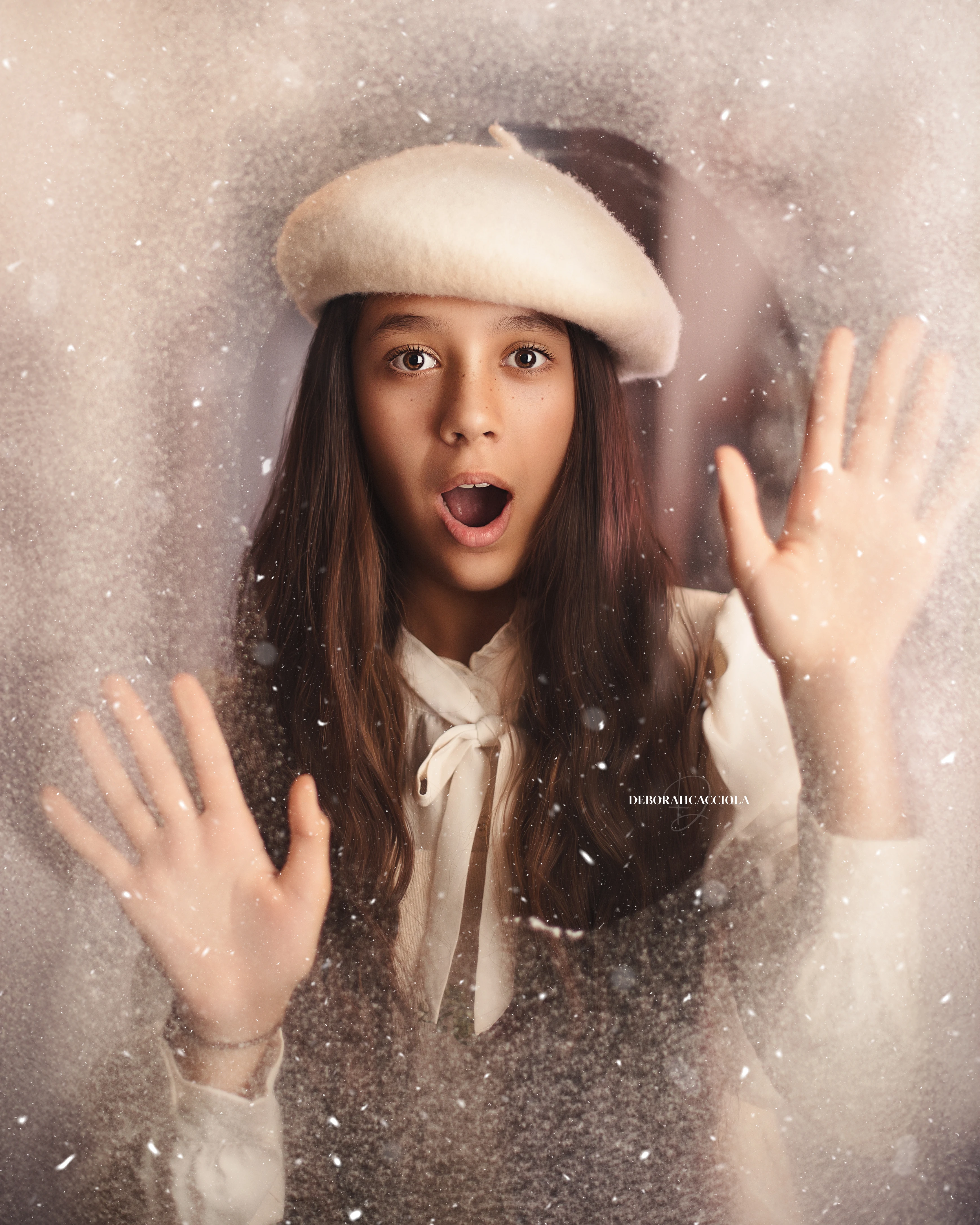 sesión de Navidad en estudio en Orléans, Francia: retrato con decorado de Navidad, composición cerrada y elegante, resultado natural