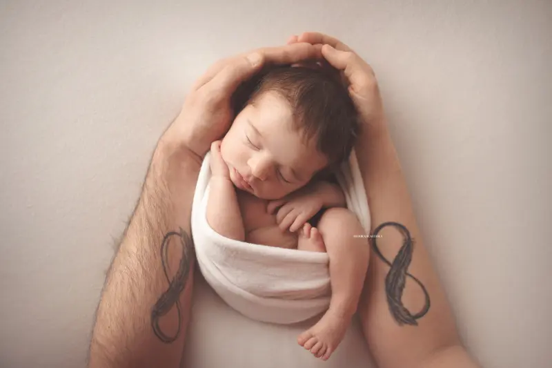retrato de recién nacido en Orléans, Francia: momento tierno con el bebé, plano amplio y armonioso, tonos naturales