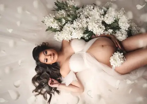 Sesión de maternidad en estudio fotográfico