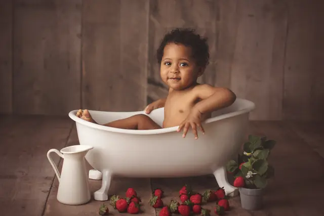 Enfant pendant un bain de lait en studio photo anniversaire