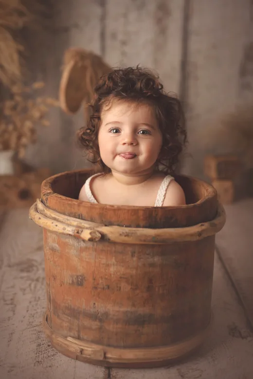 B�b� assis pendant une s�ance photo b�b� 6-9 mois en studio � Orl�ans