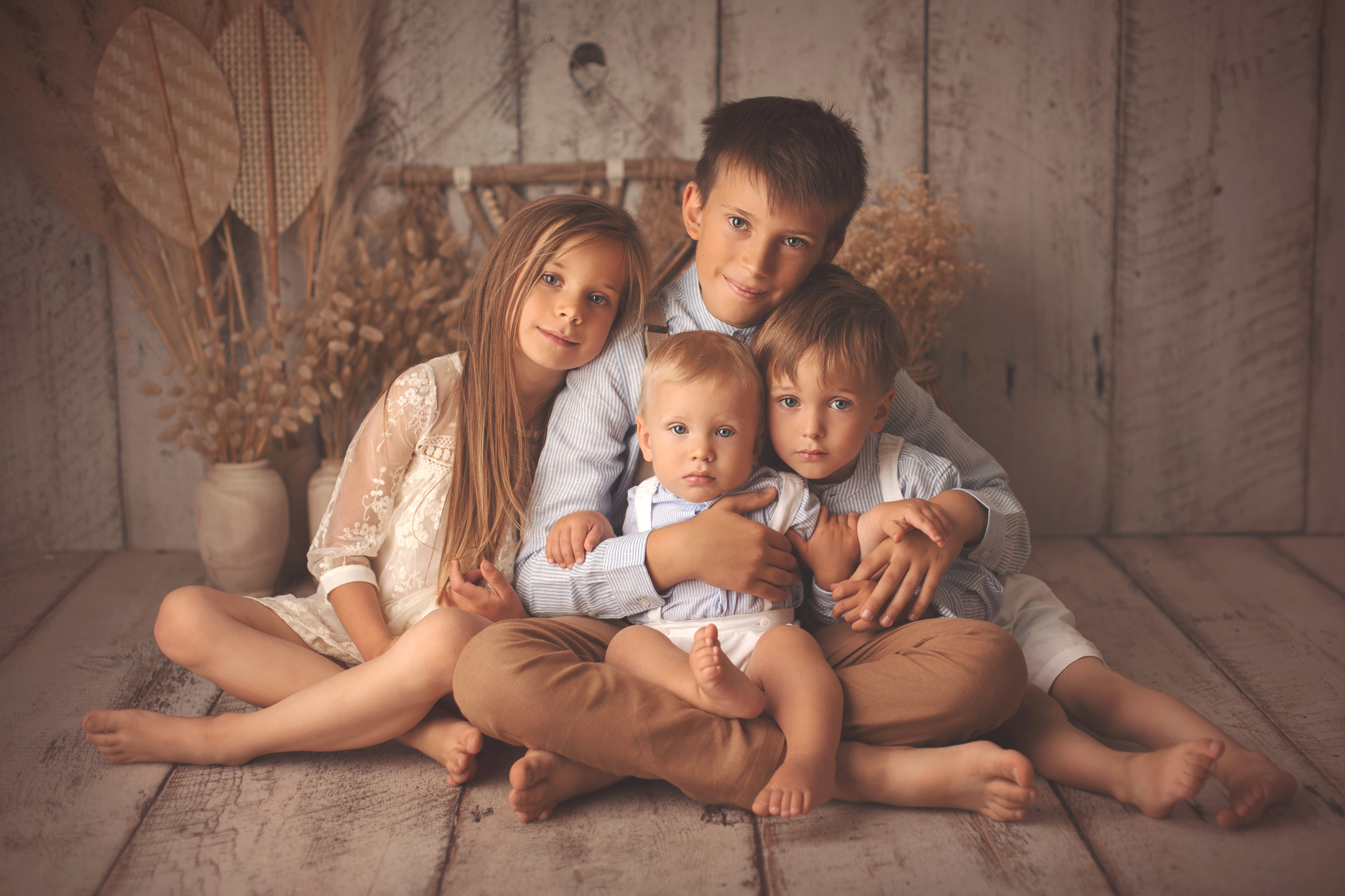 Photo de famille avec bébé pendant une séance en studio