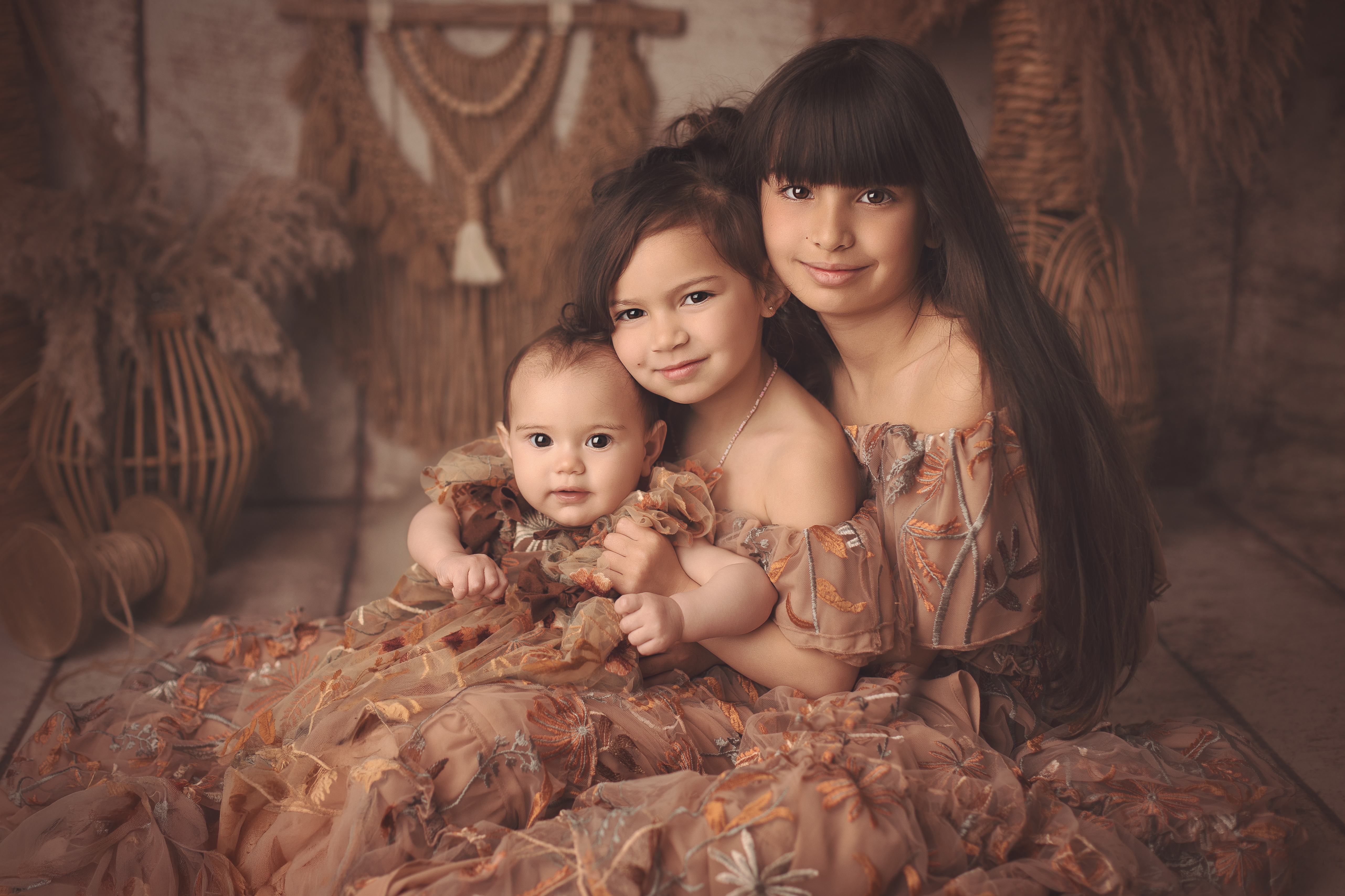 Parents et bébé dans une pose naturelle en studio photo