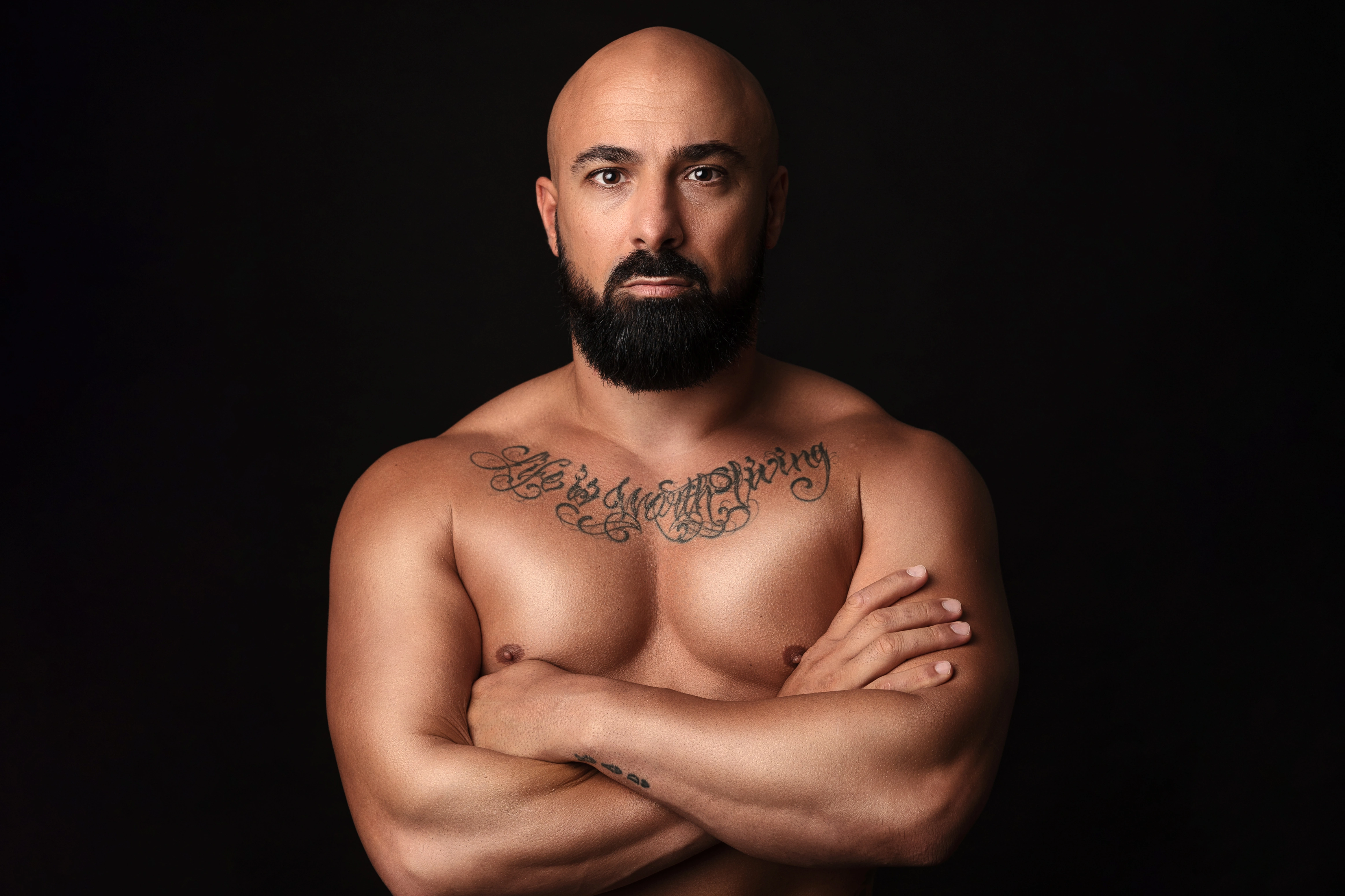 Photographe qui guide la posture pendant une séance corporate