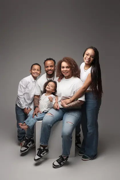 Portrait de famille en studio sur fond uni