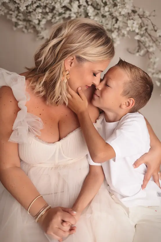 Maman et enfant pendant une séance photo Fête des mères en studio à Orléans