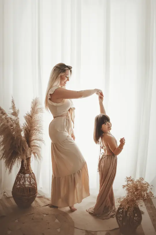 Portrait d'une maman avec son enfant dans un décor de Fête des mères