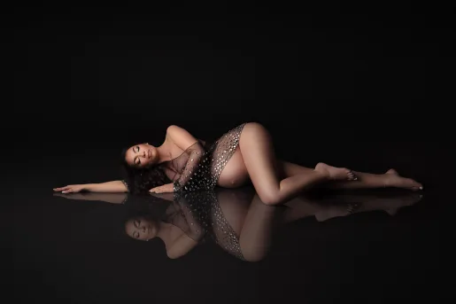 Future maman pendant une s�ance photo grossesse en studio