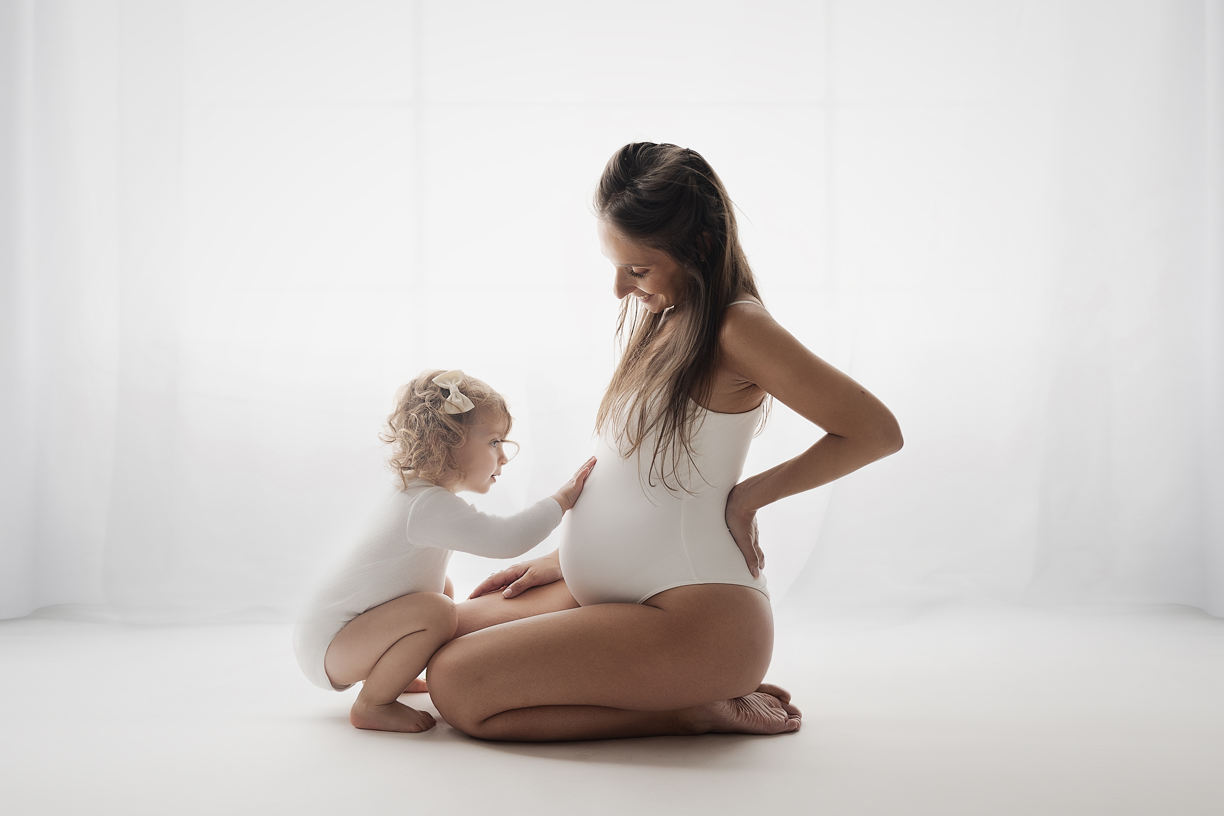 Préparation des enfants avant une séance photo grossesse