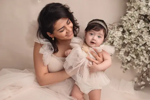 Maman et enfant photographiés en studio pendant une séance maman et moi