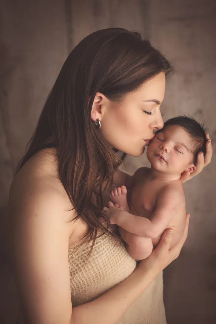Nouveau-n� photographi� en studio pendant une s�ance naissance � Orl�ans