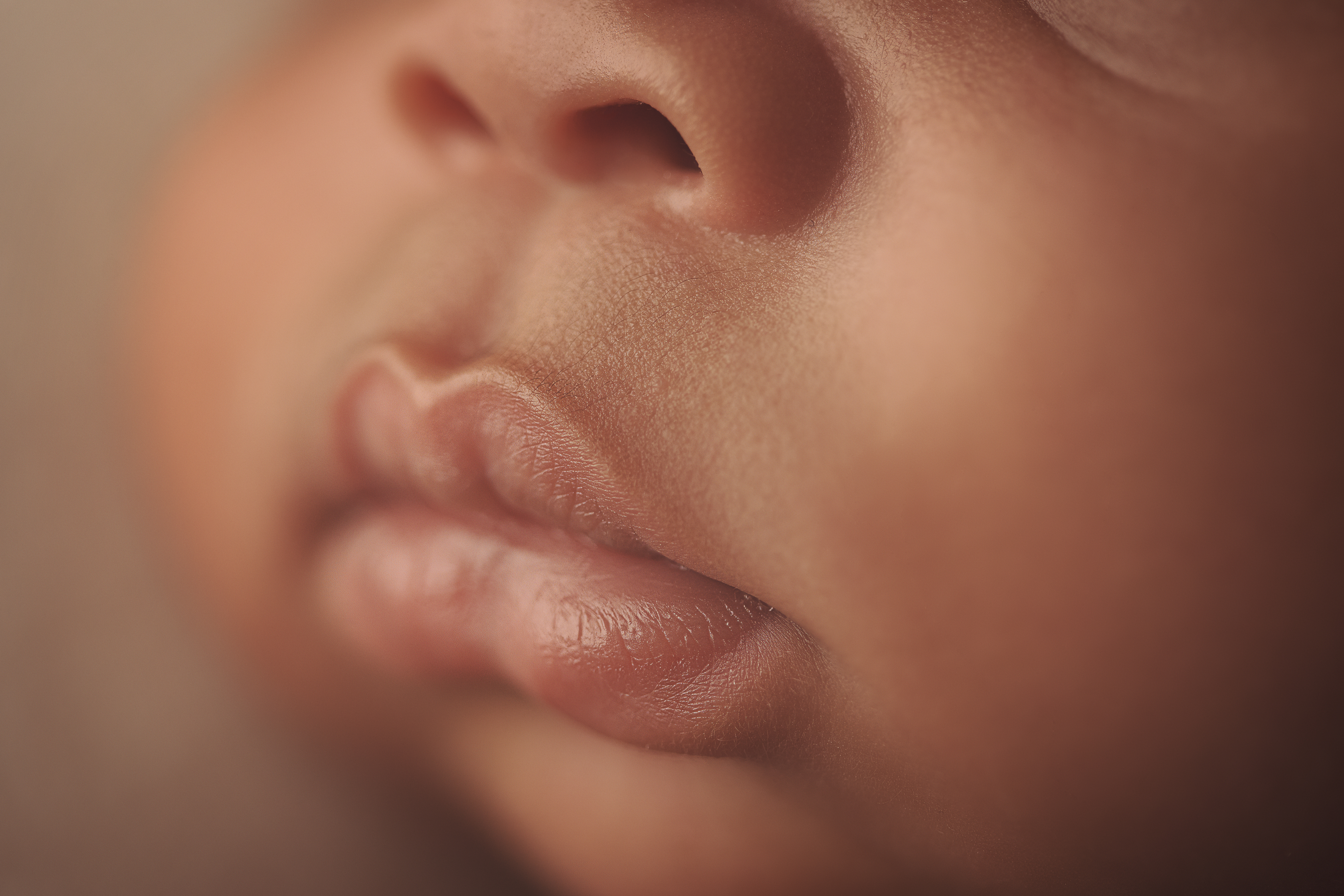 Nouveau-né photographié avec douceur lors d'une séance naissance