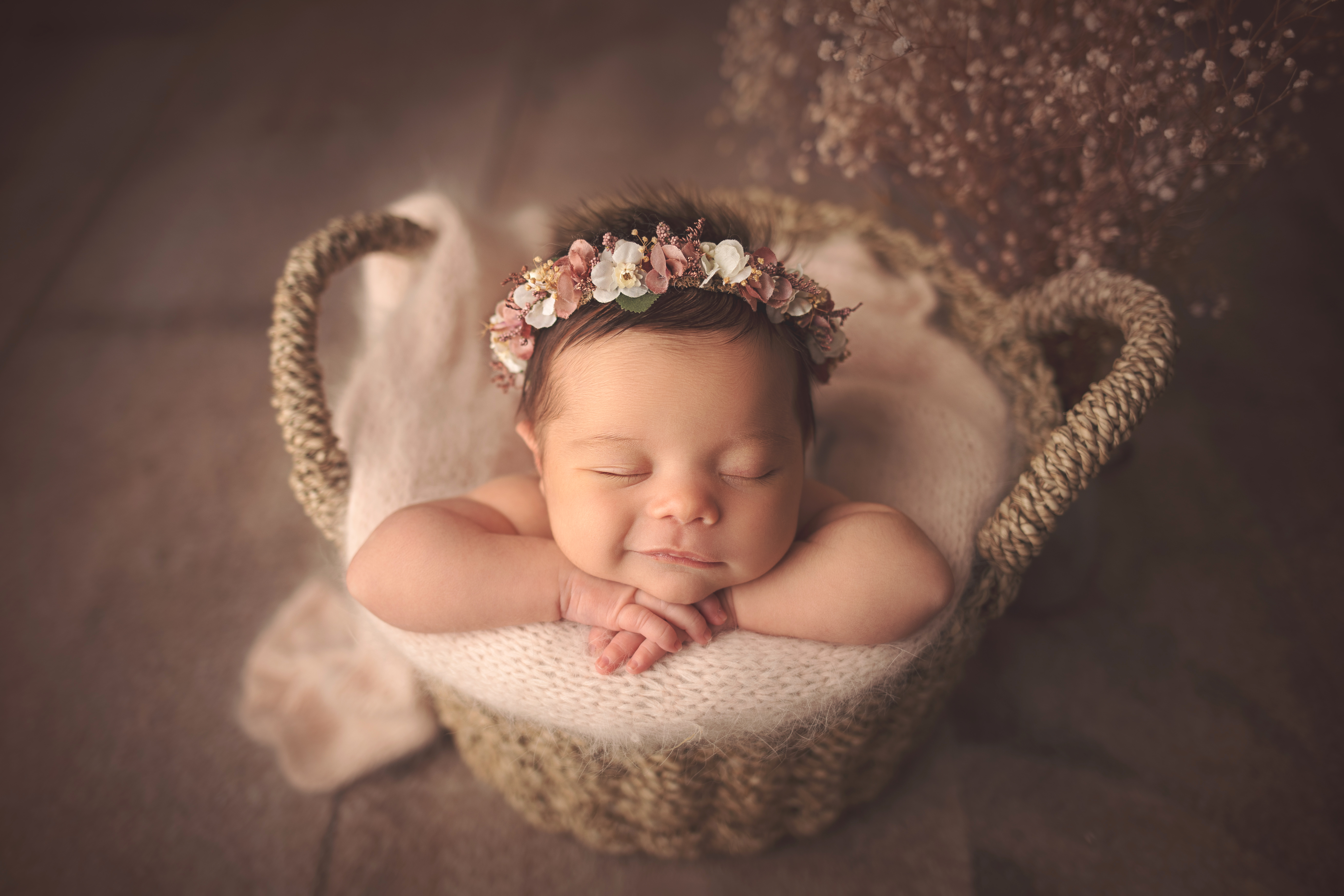 Nouveau-né en pose naturelle pendant une séance photo naissance