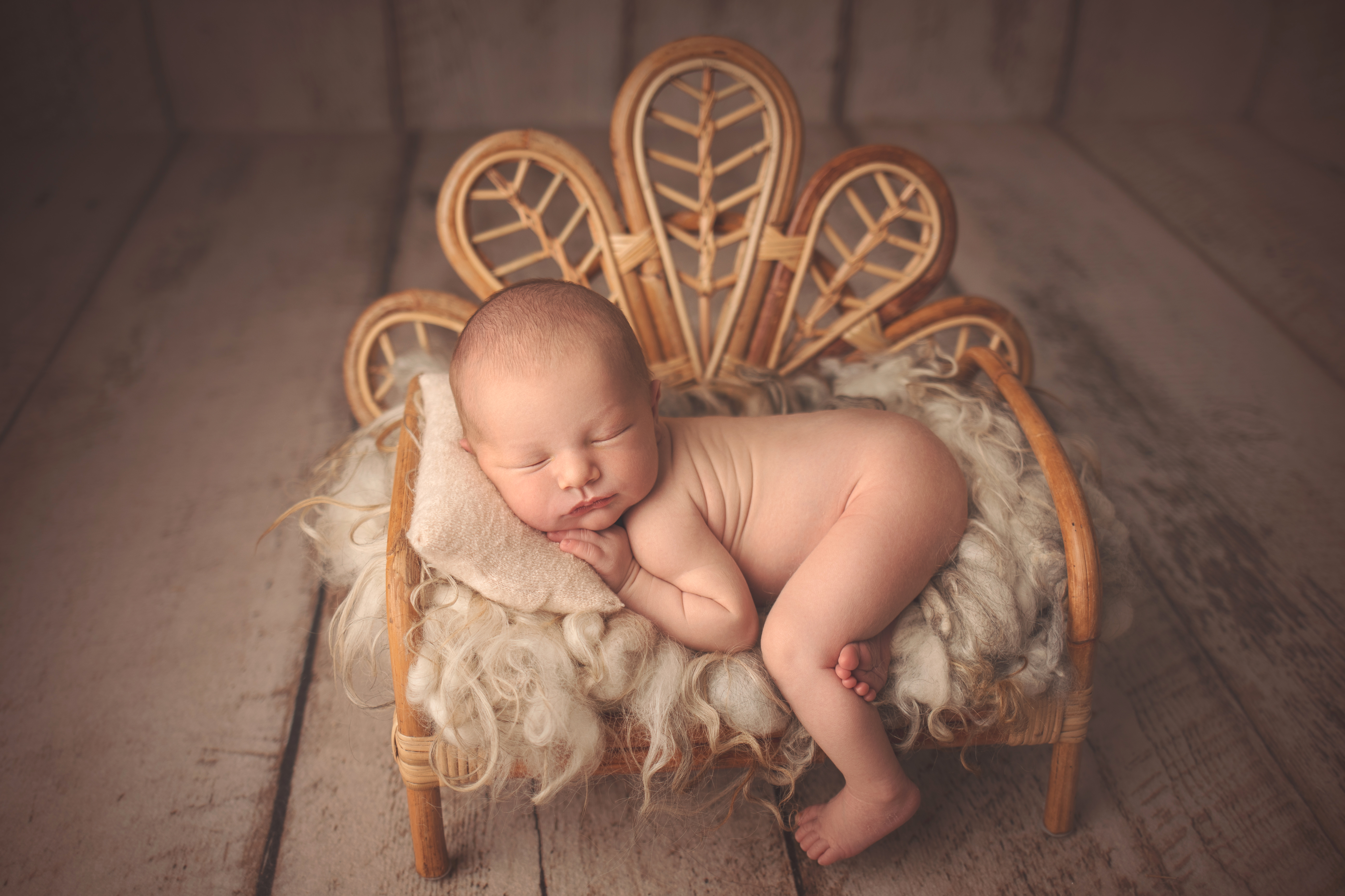 Bébé installé confortablement dans le studio photo naissance