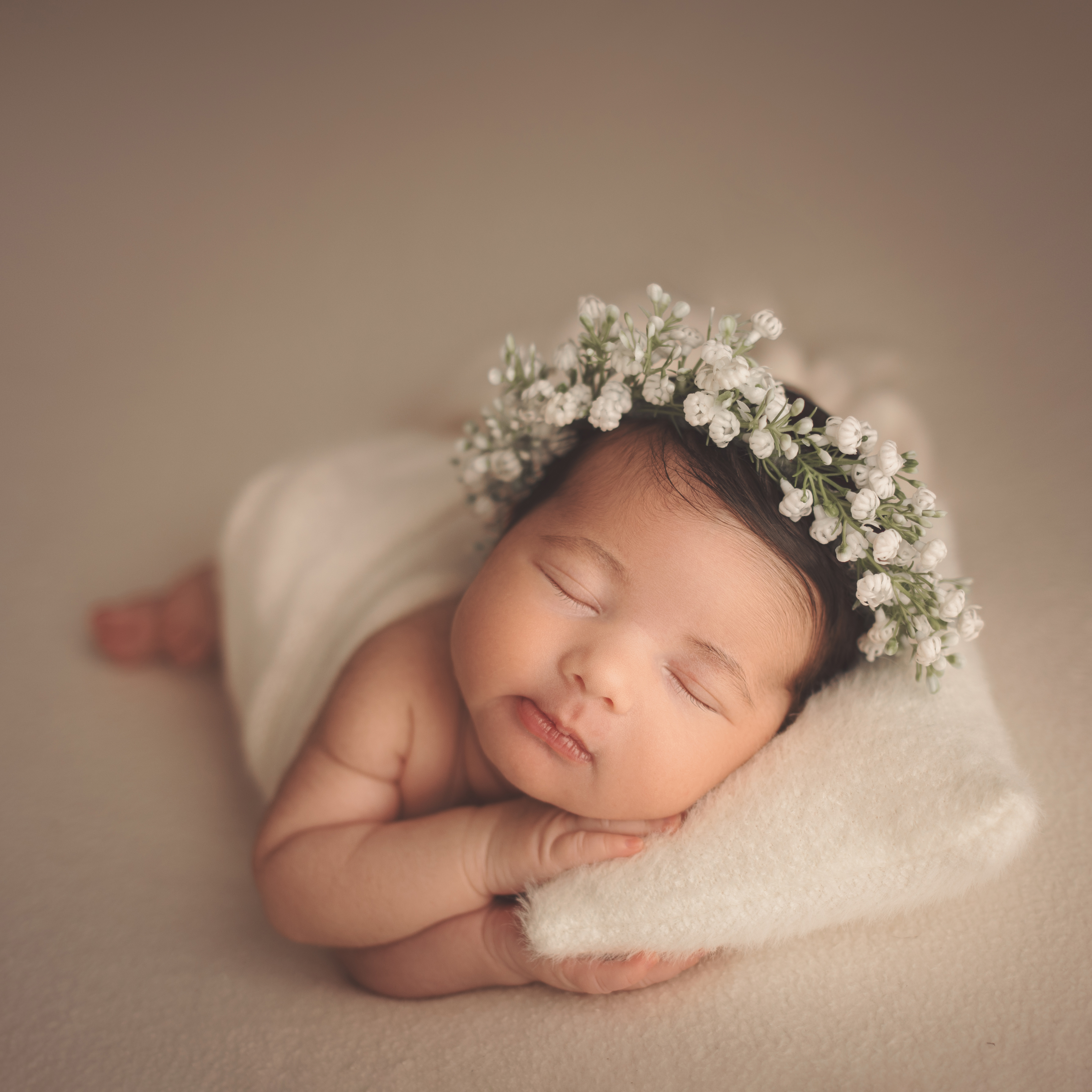 Préparation d'une séance photo nouveau-né dans le studio à Orléans