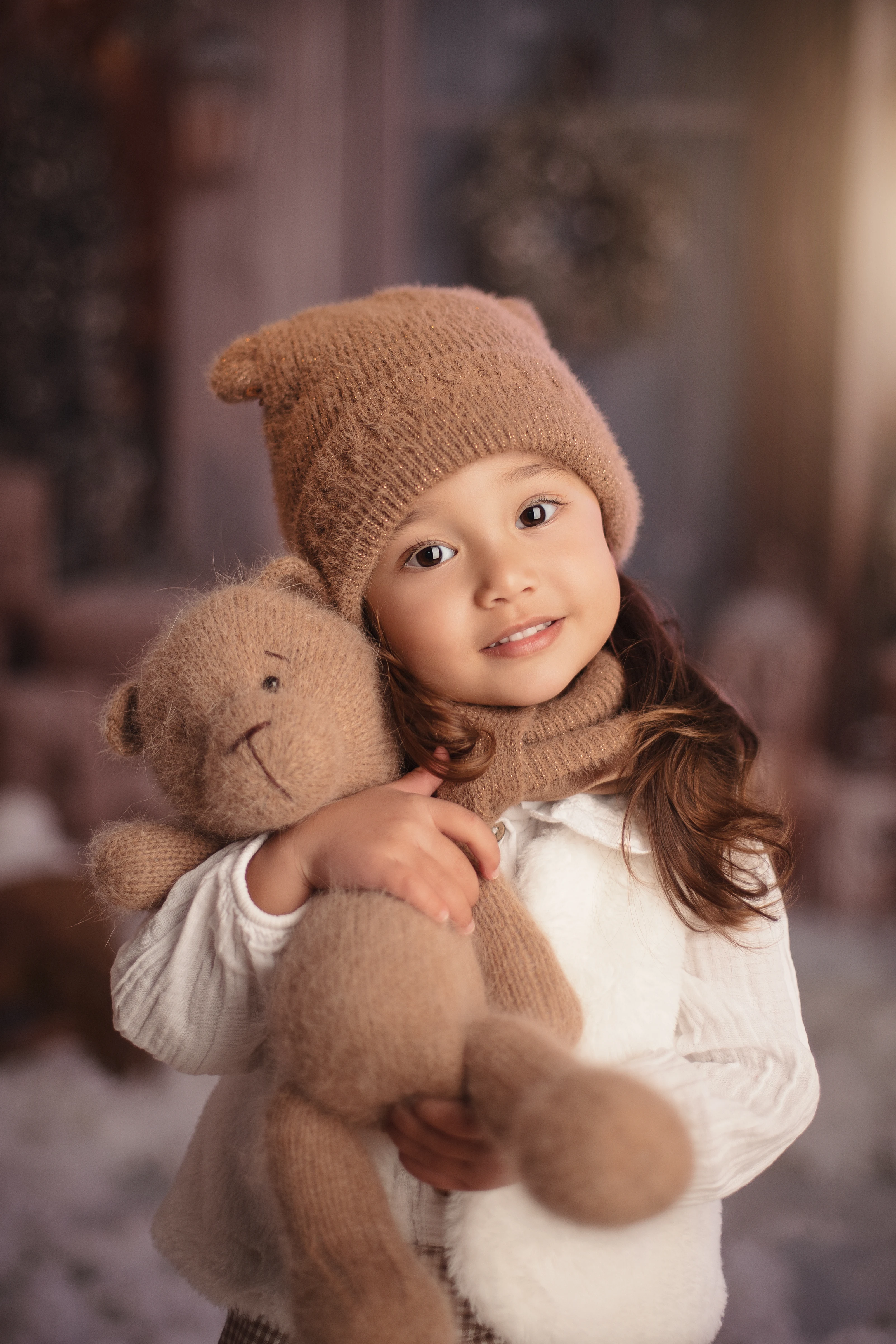 Enfant souriant pendant une séance photo Noël à Orléans