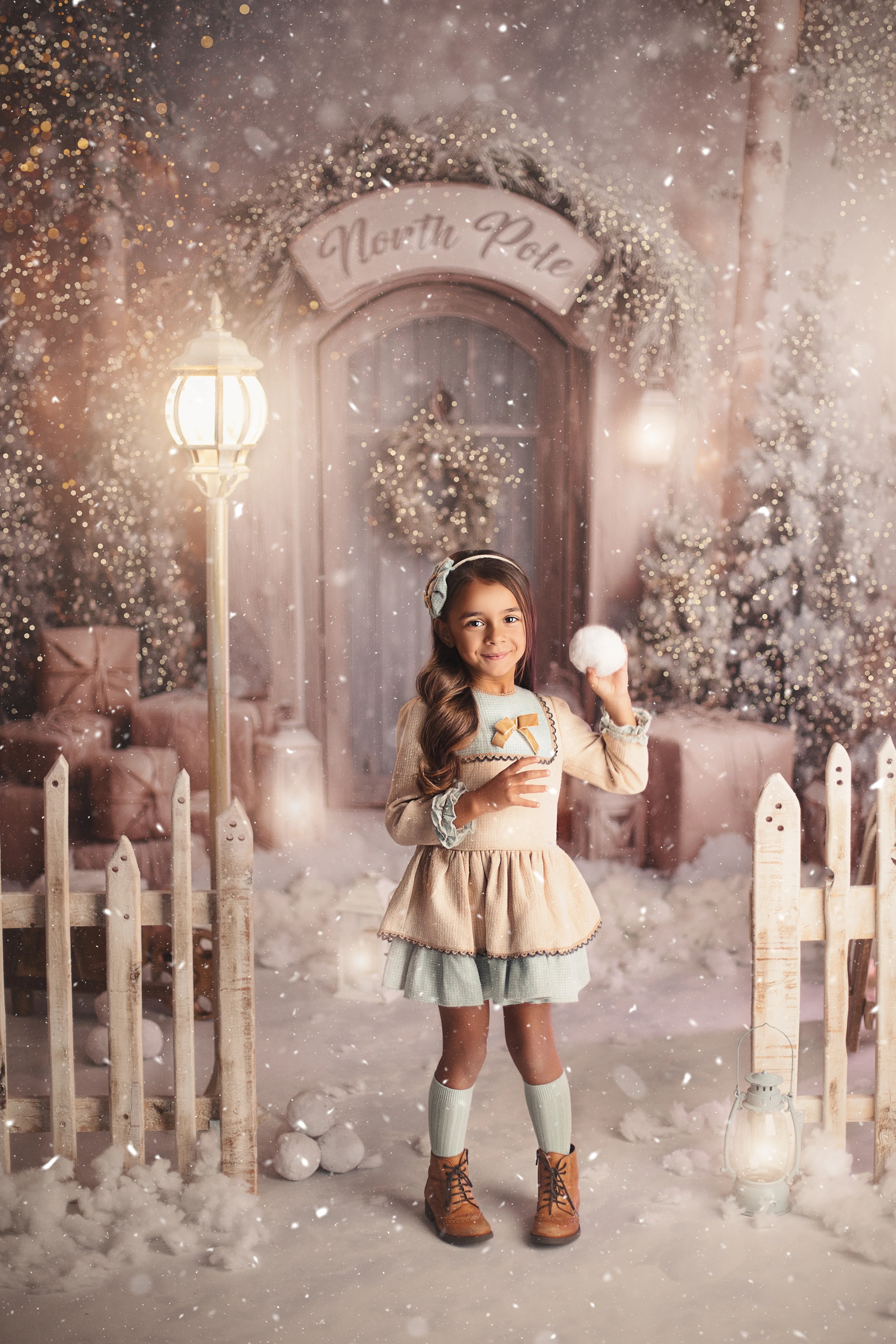 Portrait de famille dans un décor de Noël au studio