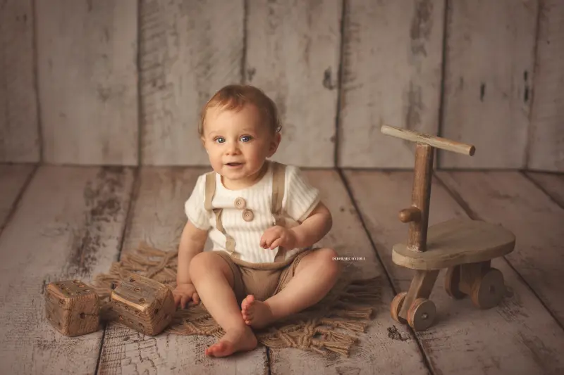 Photo anniversaire à Orléans, moment festif en studio, plan large harmonieux, rendu naturel