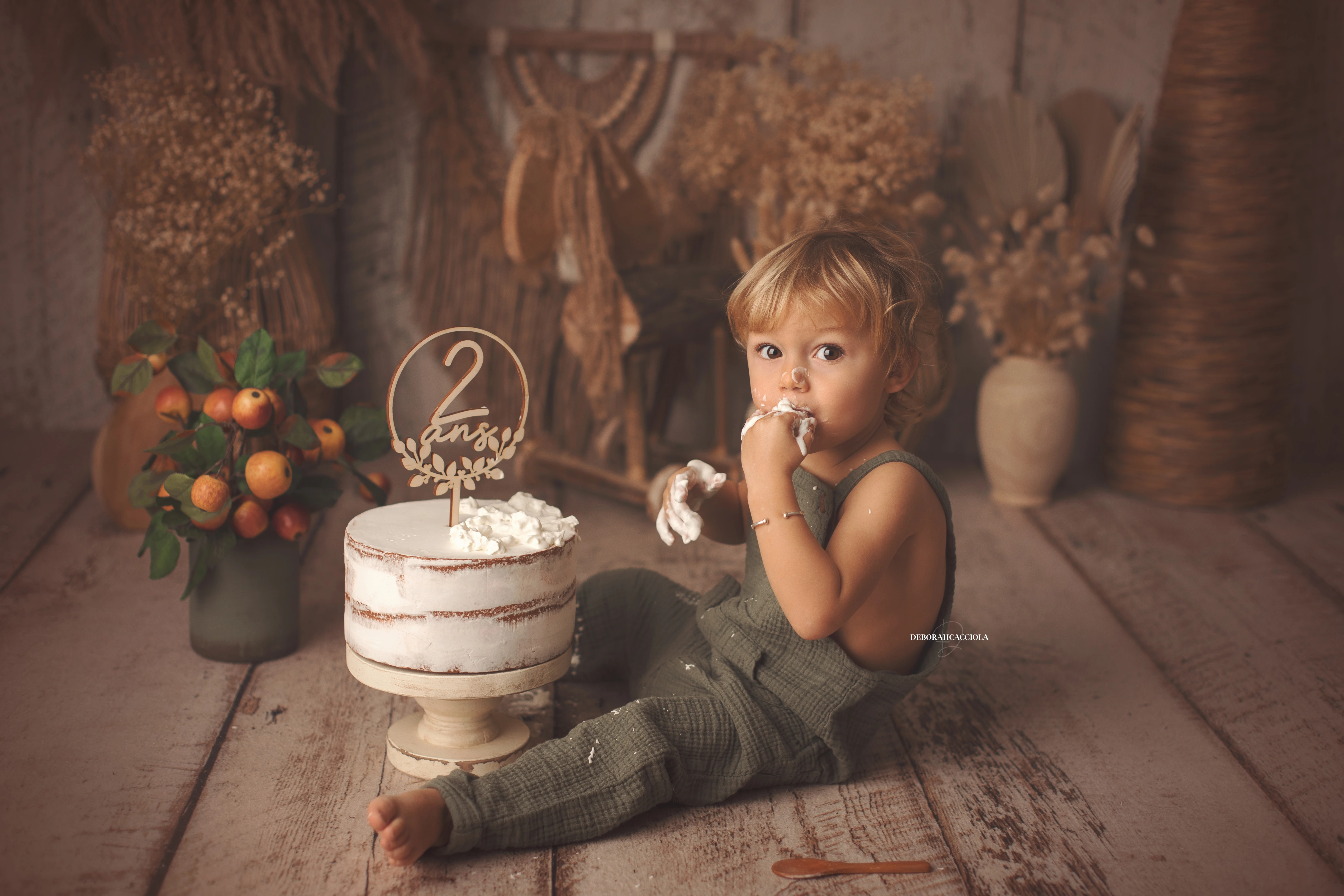 Photo anniversaire à Orléans, moment festif en studio, plan large harmonieux, couleurs douces
