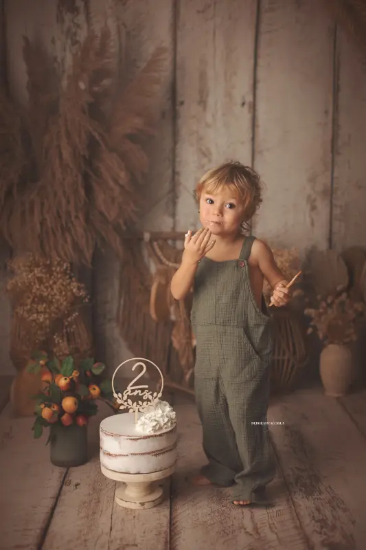 Photo anniversaire à Orléans, moment festif en studio, plan vertical naturel, couleurs équilibrées