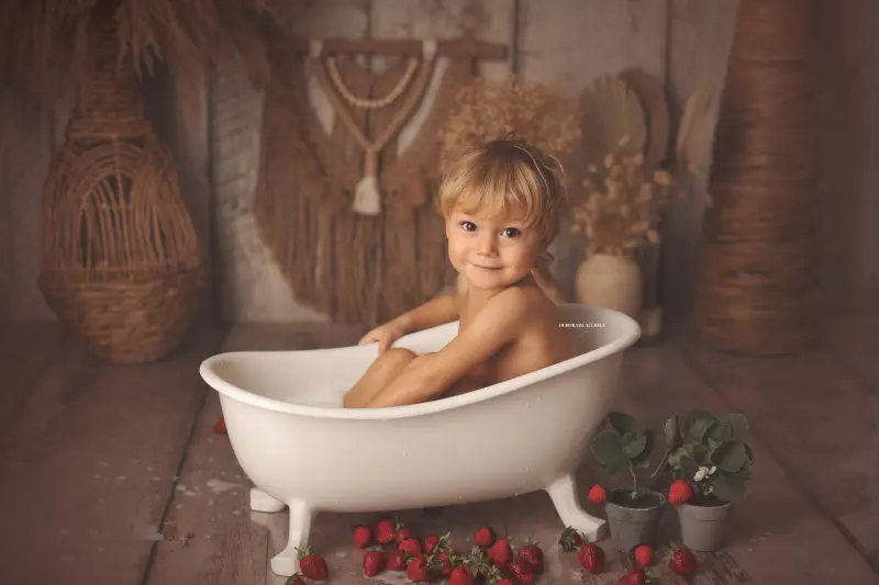 Photo anniversaire à Orléans, moment festif en studio, composition large et naturelle, palette claire