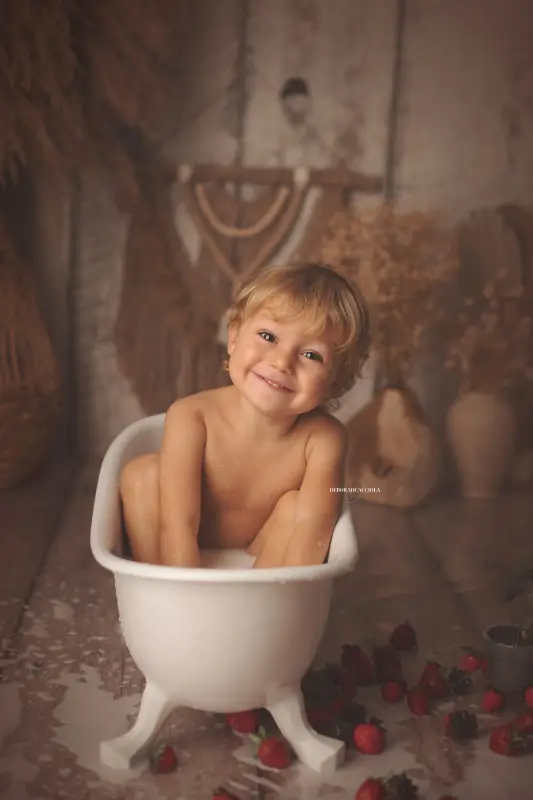 Photo anniversaire studio Orléans : moment festif en studio, composition resserrée élégante, couleurs douces