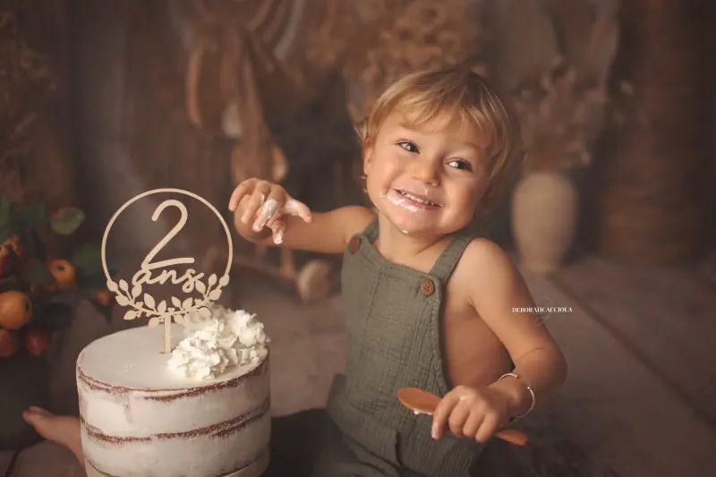 Portrait anniversaire en studio à Orléans : portrait de célébration, cadrage horizontal équilibré, couleurs douces