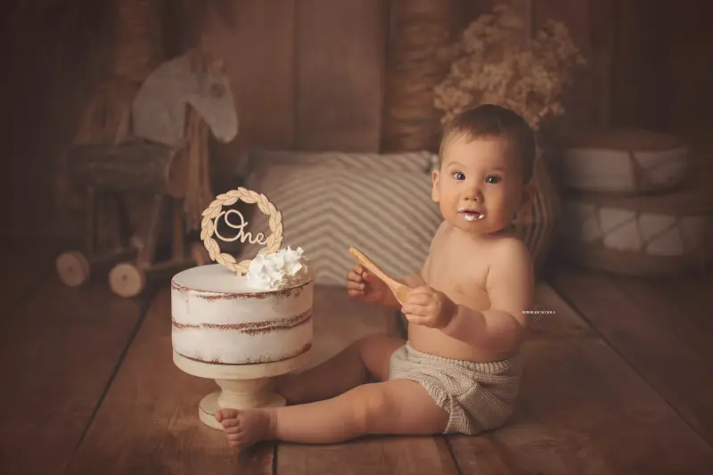 Photo anniversaire à Orléans, moment festif en studio, composition large et naturelle, couleurs douces