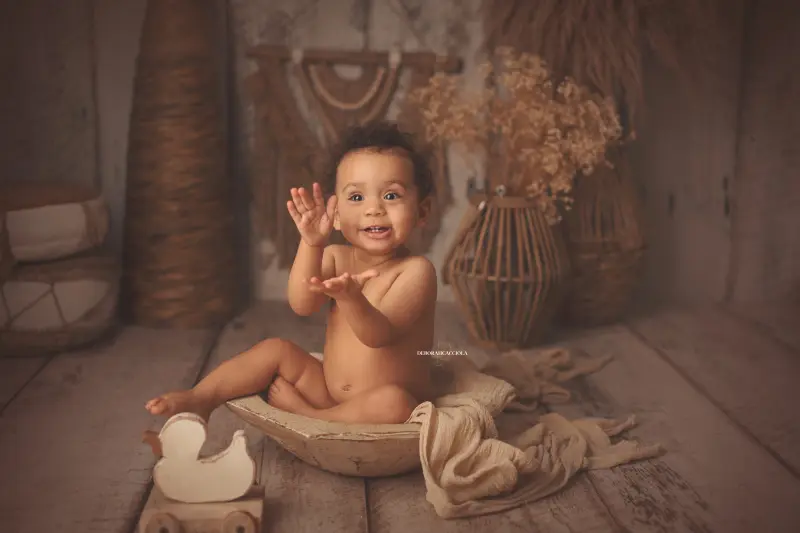 Photo anniversaire studio Orléans : moment festif en studio, cadrage horizontal équilibré, palette claire