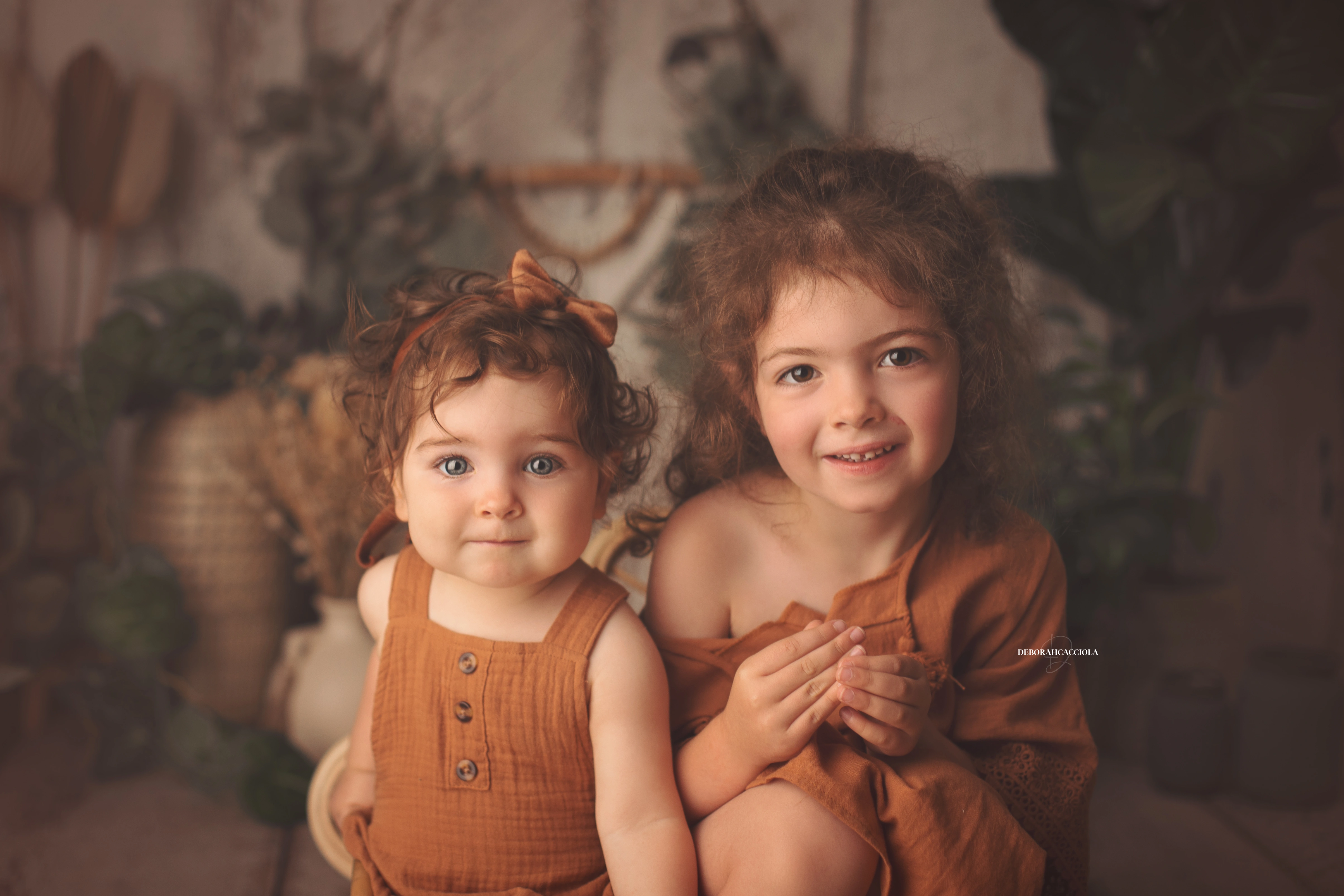 Portrait anniversaire en studio à Orléans : portrait de célébration, cadrage horizontal équilibré, couleurs douces