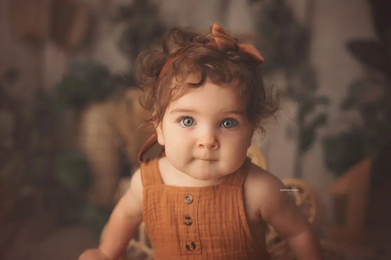 Photo anniversaire à Orléans, moment festif en studio, plan large harmonieux, couleurs douces