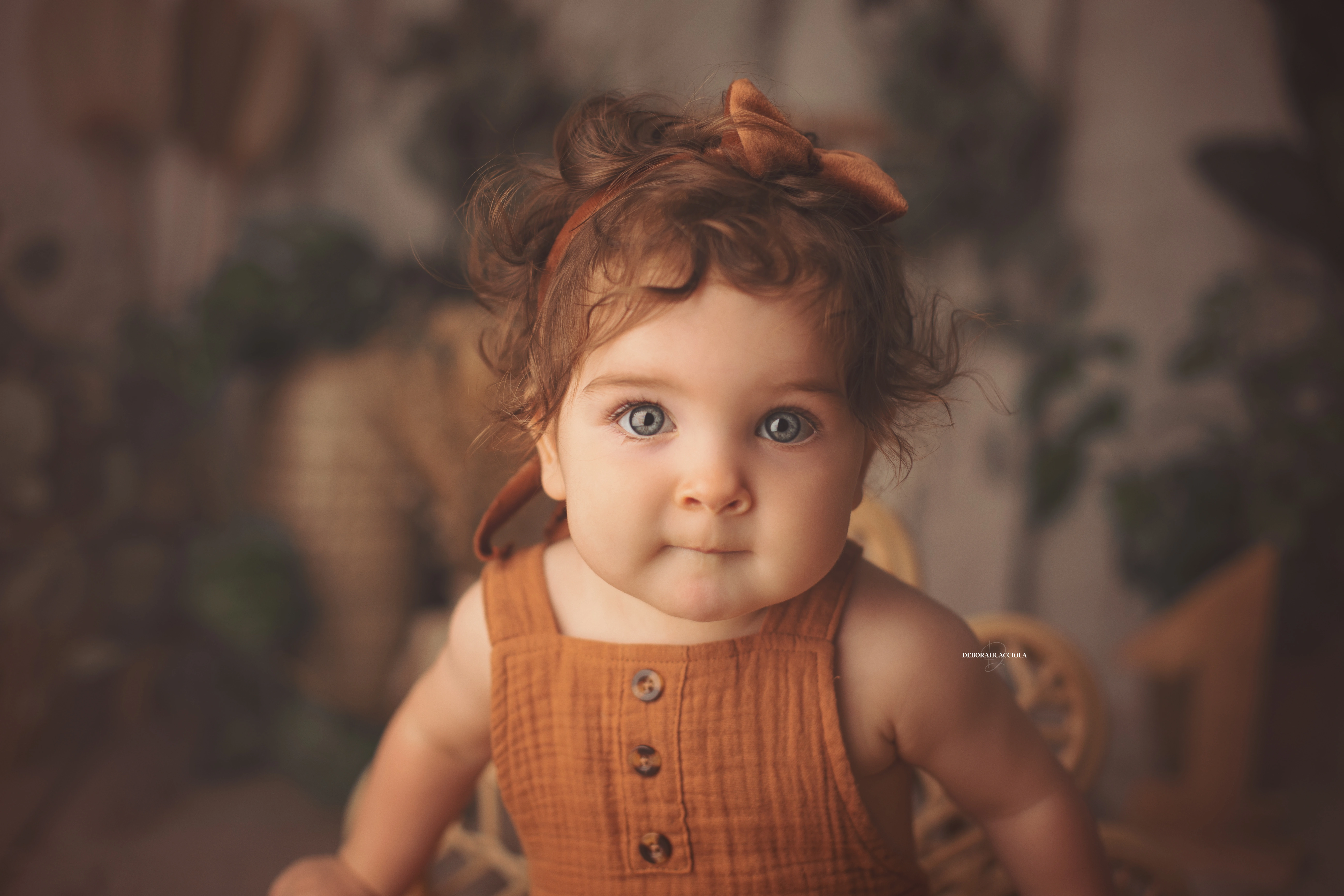 Photo anniversaire à Orléans, moment festif en studio, plan large harmonieux, couleurs douces