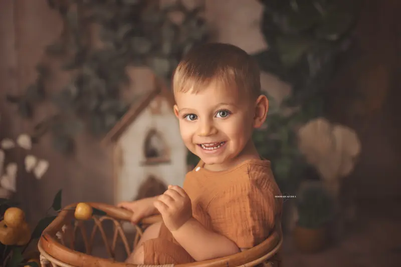 Photo anniversaire à Orléans, moment festif en studio, plan large harmonieux, couleurs équilibrées