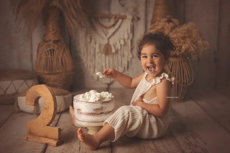 Photo anniversaire studio Orléans : moment festif en studio, cadrage horizontal équilibré, rendu naturel
