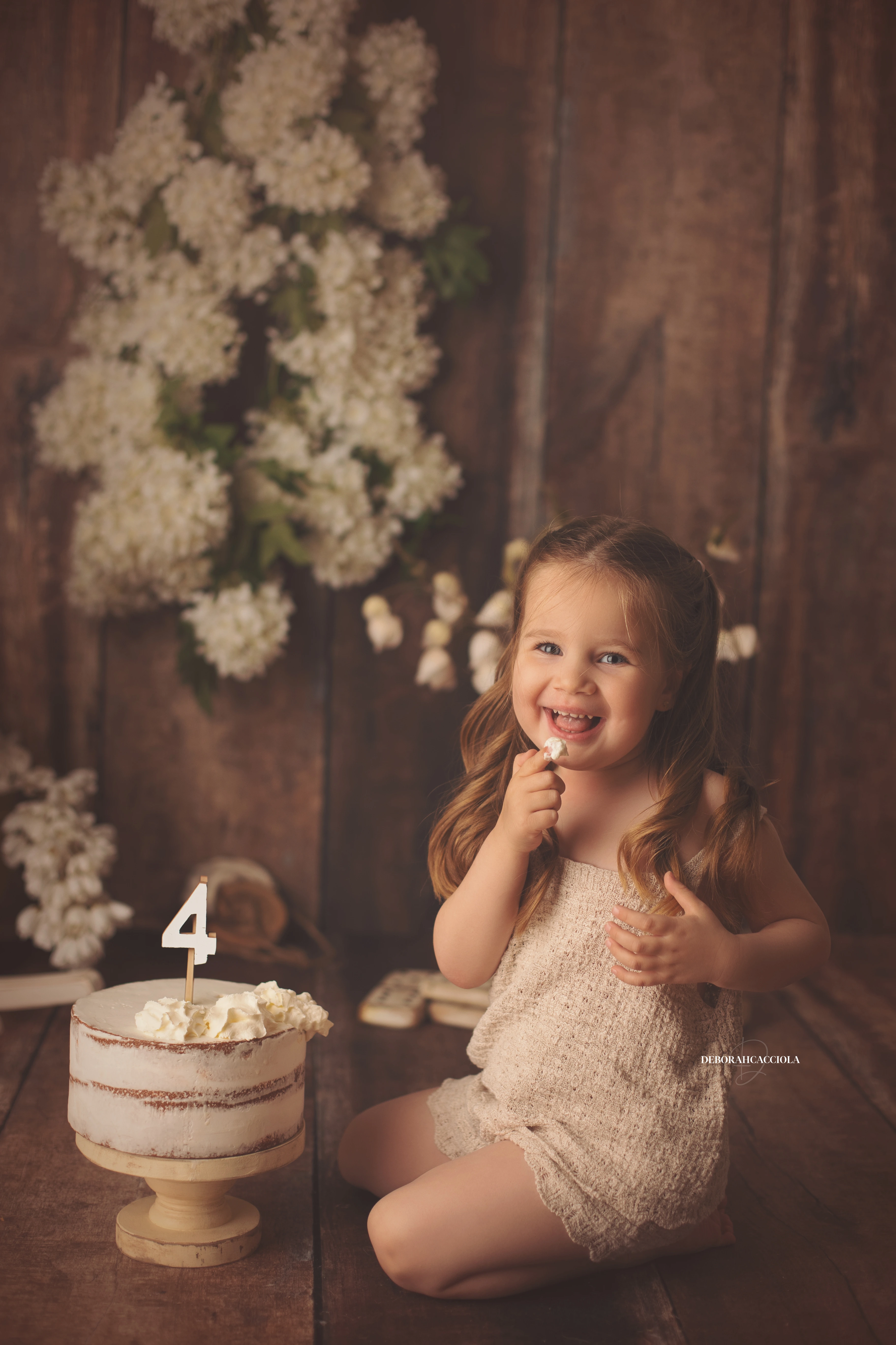 Portrait anniversaire en studio à Orléans : portrait de célébration, cadrage vertical doux, couleurs équilibrées