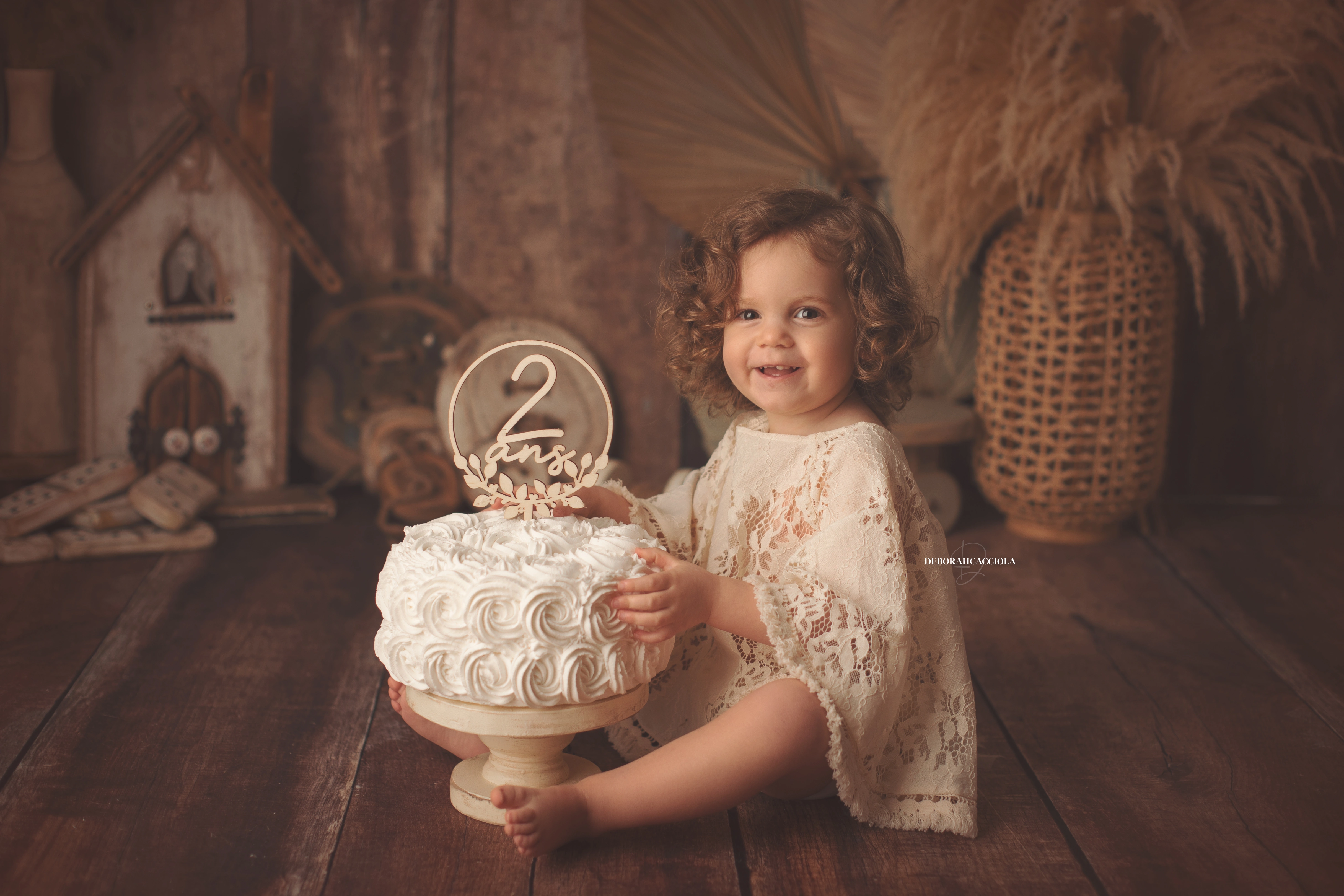 Photo anniversaire à Orléans, moment festif en studio, plan large harmonieux, couleurs équilibrées
