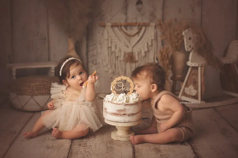 Photo anniversaire à Orléans, moment festif en studio, plan large harmonieux, palette claire