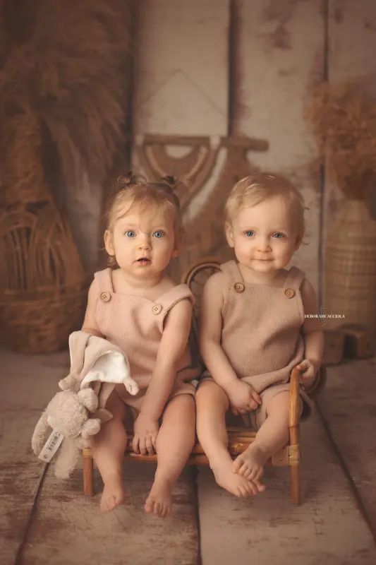 Photo anniversaire studio Orléans : moment festif en studio, cadrage vertical doux, couleurs équilibrées