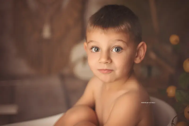 Photo anniversaire studio Orléans : moment festif en studio, cadrage horizontal équilibré, couleurs équilibrées