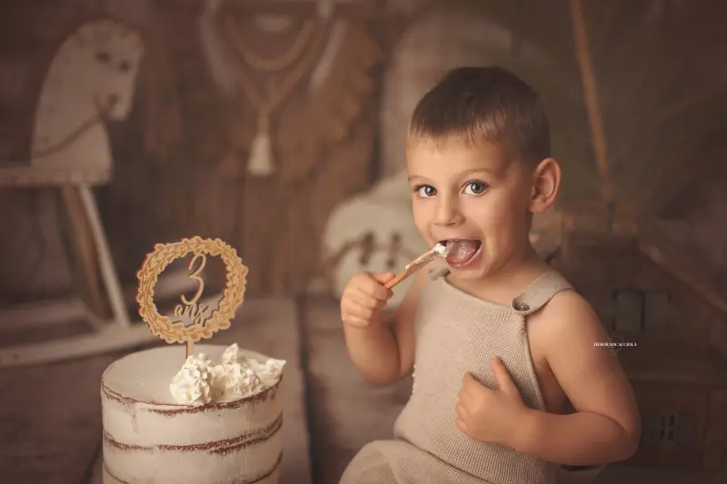 Photo anniversaire à Orléans, moment festif en studio, plan large harmonieux, couleurs douces