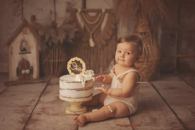 Photo anniversaire studio Orléans : moment festif en studio, cadrage horizontal équilibré, couleurs équilibrées