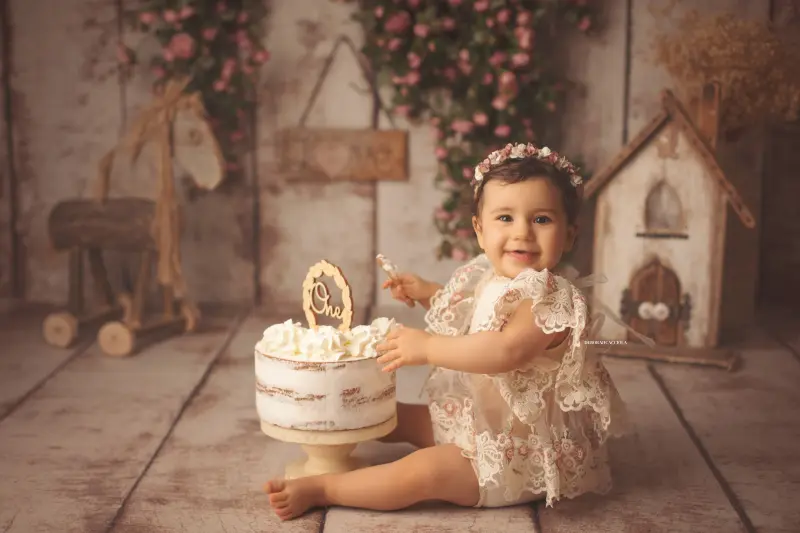 Portrait anniversaire en studio à Orléans : portrait de célébration, scène panoramique douce, couleurs douces